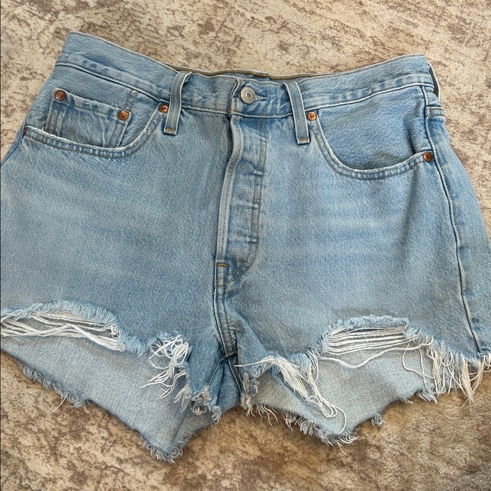 Levi's 501 Original Cut-Off Denim Shorts, featuring a classic button fly size 29 - Picture 3 of 9